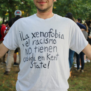 'La xenofobia y el racismo no tienen cabida en Kent State,' which means, 'xenophobia and racism do not belong at Kent State."